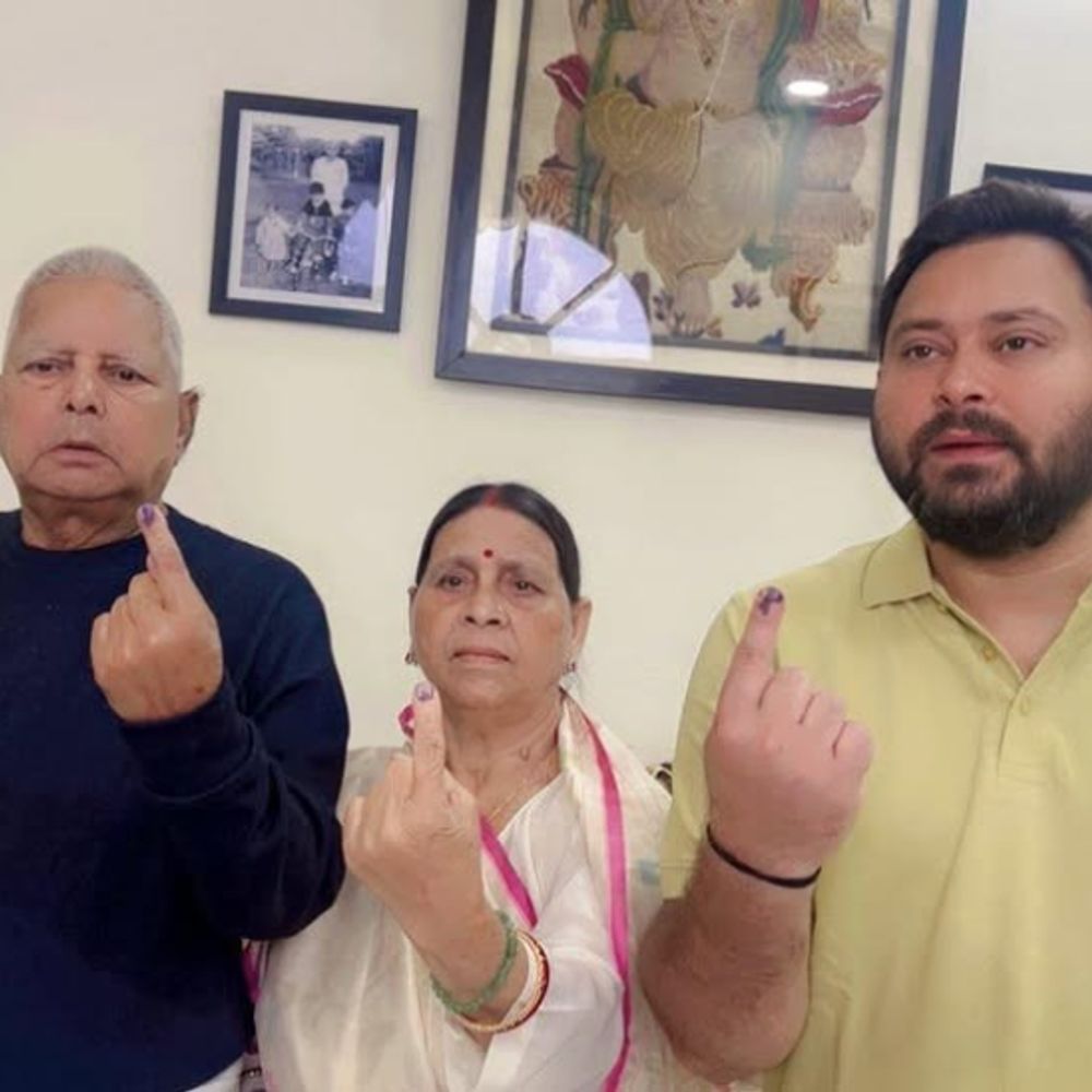 पटना में लालू परिवार ने डाला वोट:राबड़ी बोलीं- दोनों बेटों को आशीर्वाद, तेजस्वी ने कहा-14 नवंबर को बनेगी महागठबंधन सरकार