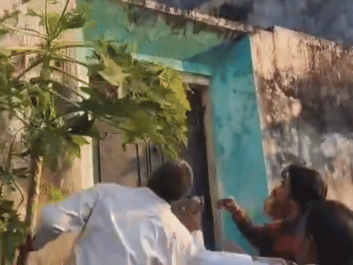 मां-बेटियों को घर में घुसाने गईं महिलाओं पर पथराव:सहारनपुर में जमीन विवाद को लेकर पिता ने 6 दिन से पत्नी-बेटियों को घर से निकाला, भाई के नाम कर दी प्रॉपर्टी