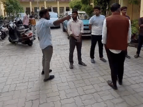 अवैध फीस वसूली के खिलाफ आर्य कन्या कॉलेज में प्रदर्शन:प्रयागराज में ABVP कार्यकर्ताओं ने की जमकर नारेबाजी, बड़े आंदोलन की दी चेतावनी