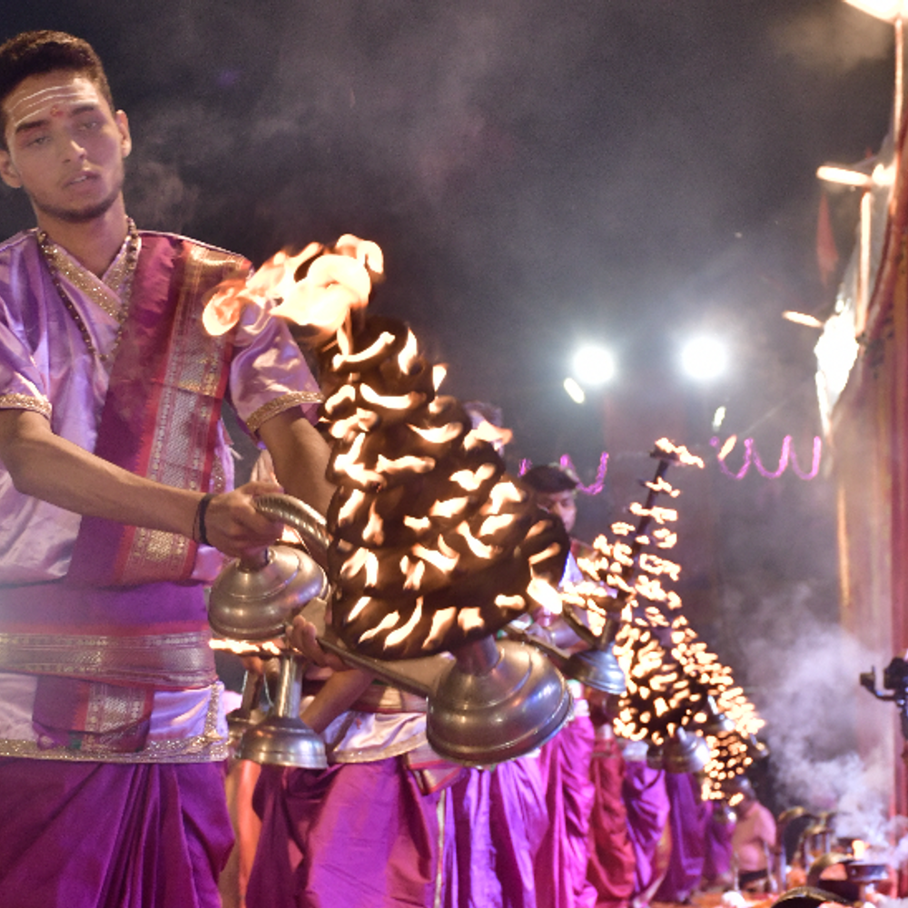 देव दीपावली पर 11 हजार दीपों से जगमगाया सौरा घाट:बनारस से आए पुरोहितों ने कराई महाआरती, सुरक्षा के कड़े इतजाम