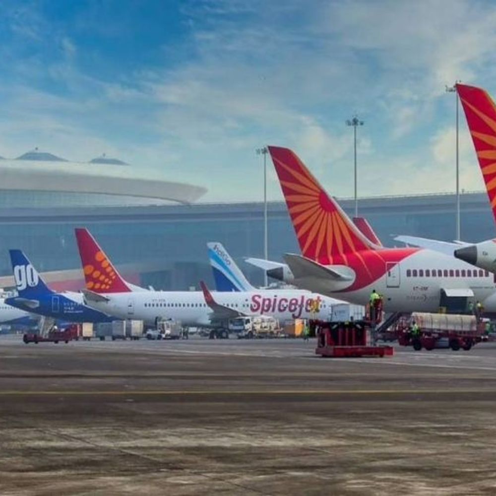 दिल्ली में विमानों के GPS सिग्नल में फेक अलर्ट:पिछले एक हफ्ते से 100 किमी दायरे में दिक्कत; DGCA को जानकारी दी गई