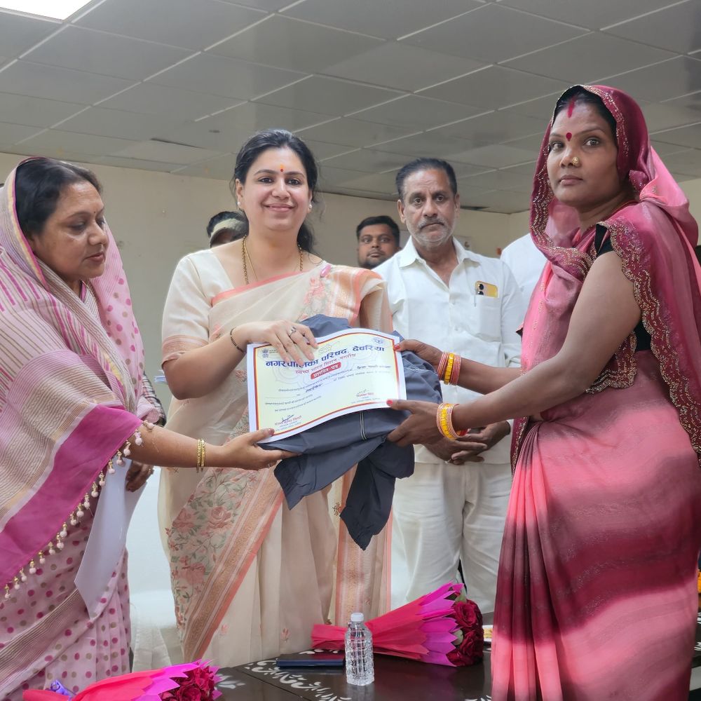 देवरिया में 400 सफाईकर्मियों को सम्मानित किया:डीएम ने कहा- वे शहर की रीढ़ हैं, त्योहारों पर भी जिम्मेदारी निभाई