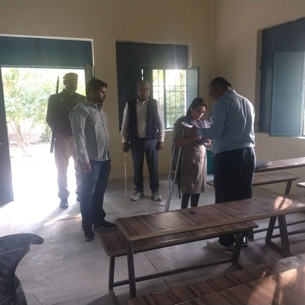 राजकीय हाईस्कूल जमरोही खुर्द में निर्माण अनियमितताएं मिलीं:एसडीएम ने जांच के आदेश दिए, फर्श उखड़ी, दीवारें सीलन भरी