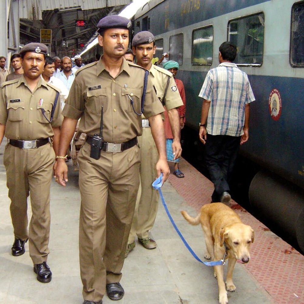 लखनऊ से लेकर गोरखपुर तक आरपीएफ की कार्रवाई:ऐशबाग में आरपीएफ टीम ने नाबालिग लड़की को सुरक्षित पहुंचाया चाइल्ड लाइन तक