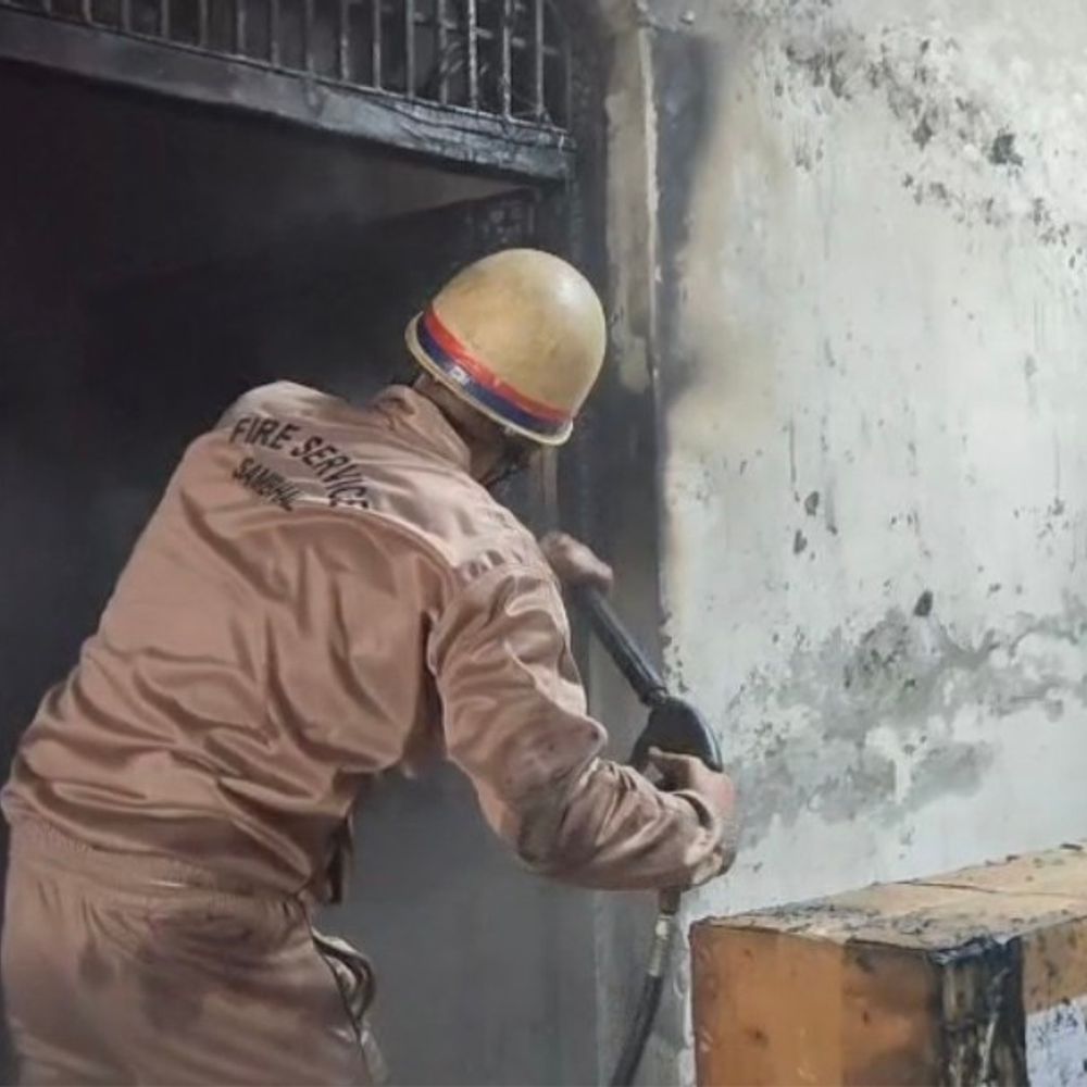 संभल में इलेक्ट्रॉनिक गोदाम में भीषण आग:5 लाख से अधिक का सामान जला, दमकल ने आग पर पाया काबू