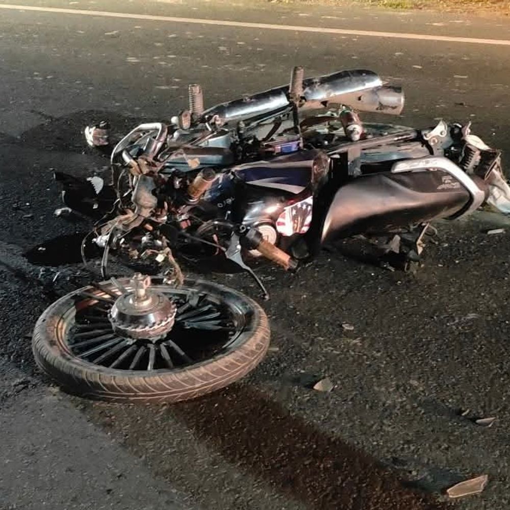 शाहजहांपुर में सड़क हादसा, युवक की मौके पर मौत:तेज रफ्तार वाहन की टक्कर से मोटरसाइकिल के परखच्चे उड़े