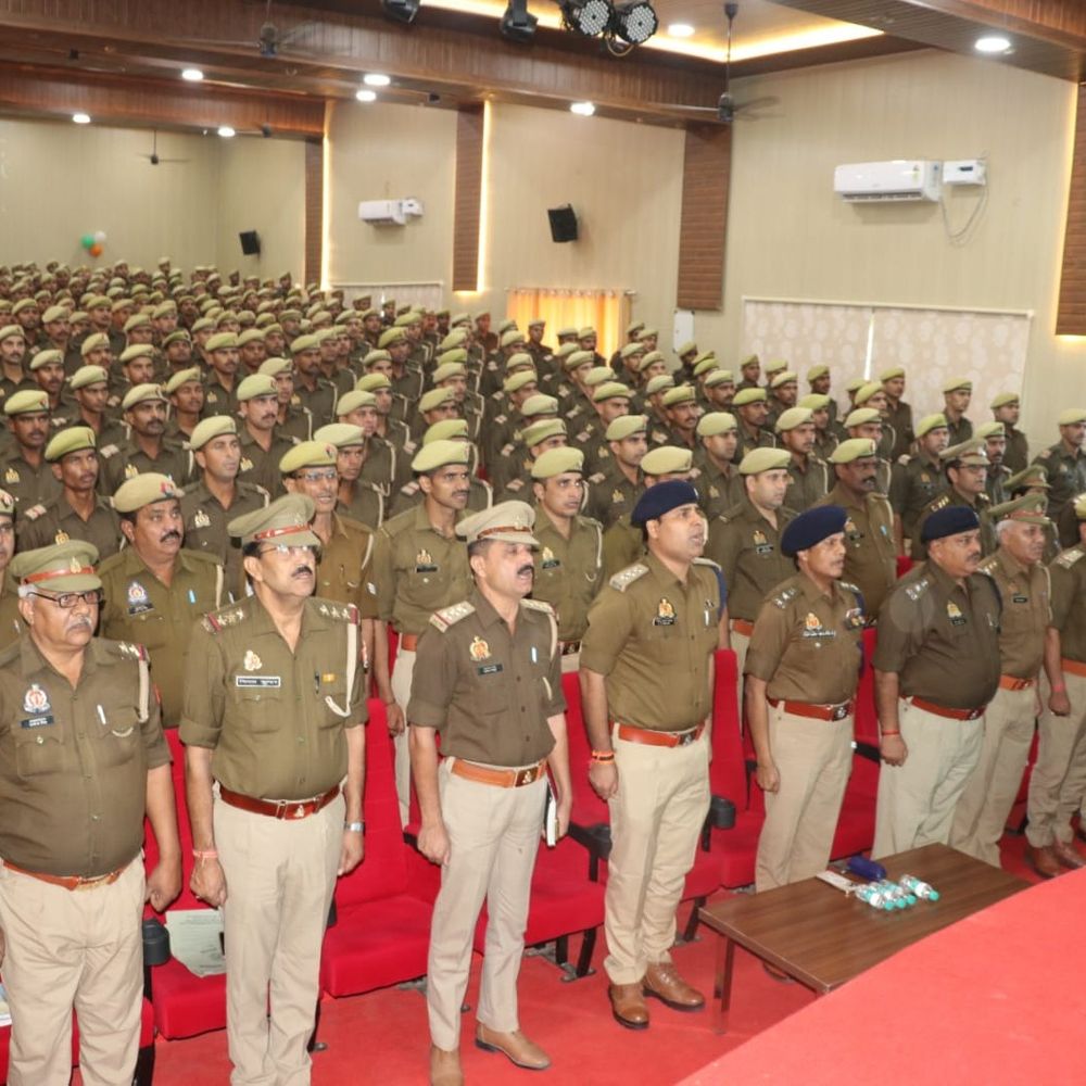 वंदे मातरम के 150 साल पूरे:हाथरस पुलिस ने सामूहिक गायन किया, प्रधानमंत्री का लाइव कार्यक्रम देखा