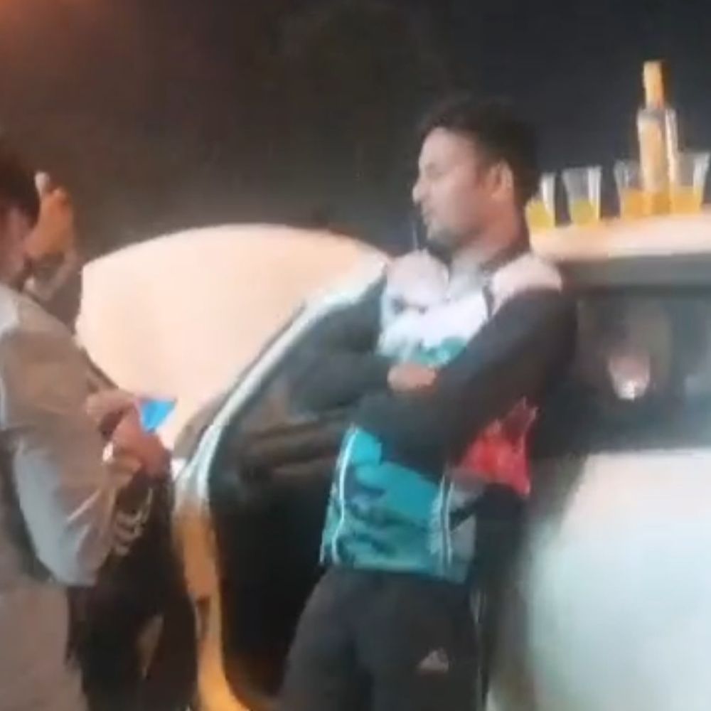 मेरठ नेशनल हाईवे पर पुलिसकर्मी सड़क पर पी रहे शराब:सिविल वर्दी में शराब पीने का वीडियो वायरल, जांच के आदेश