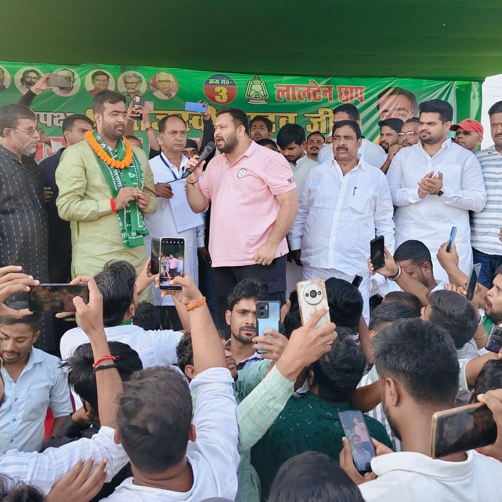 सनोखर में तेजस्वी यादव की सभा:एक बिहारी, सौ पर भारी का दिया नारा, कहा- गुजराती शासन बिहार में नहीं चलेगा