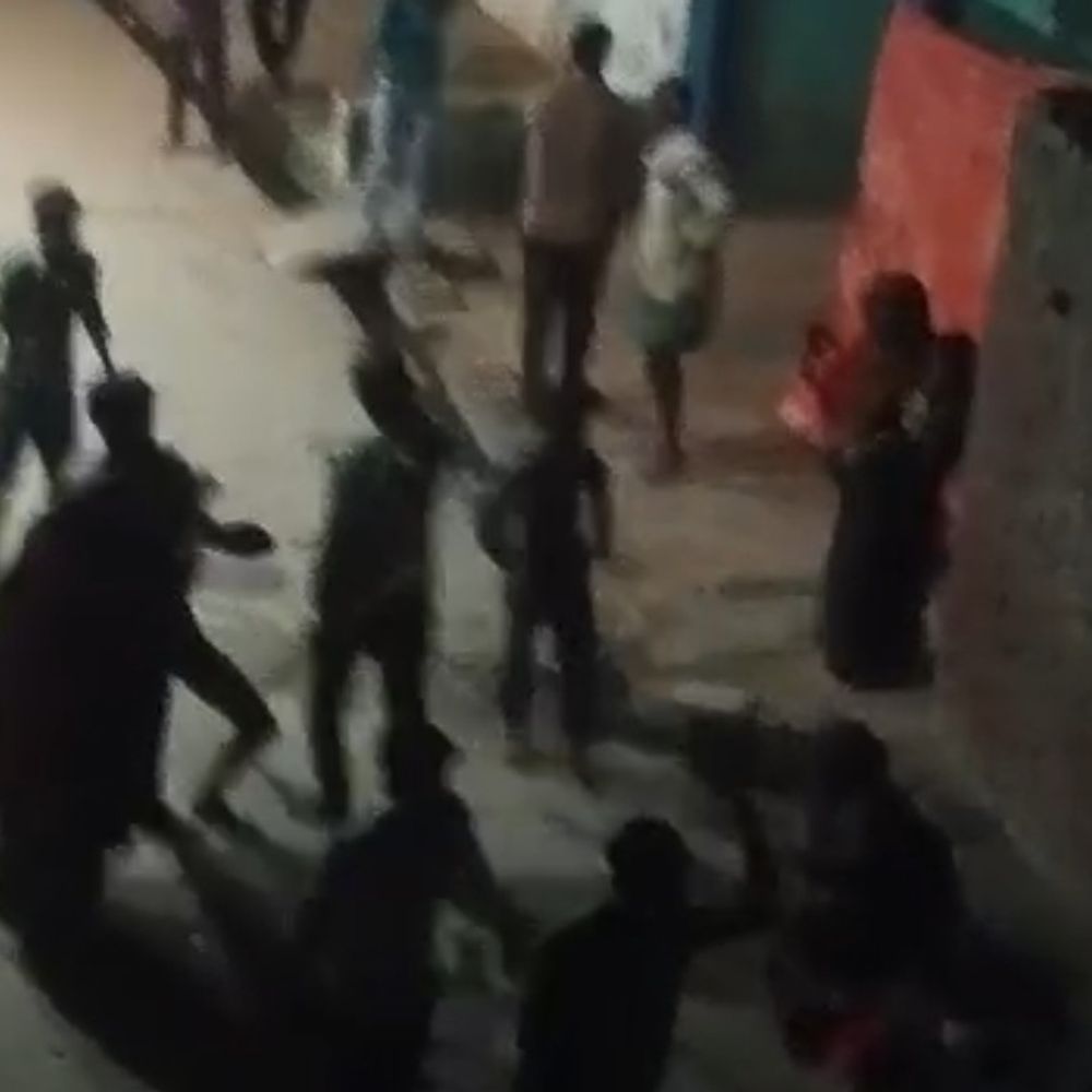 एटा में शराब विवाद में लाठी-डंडों से हमला; VIDEO:दो गर्भवती महिलाएं सहित कई घायल, घटना के पांच वीडियो सामने आए