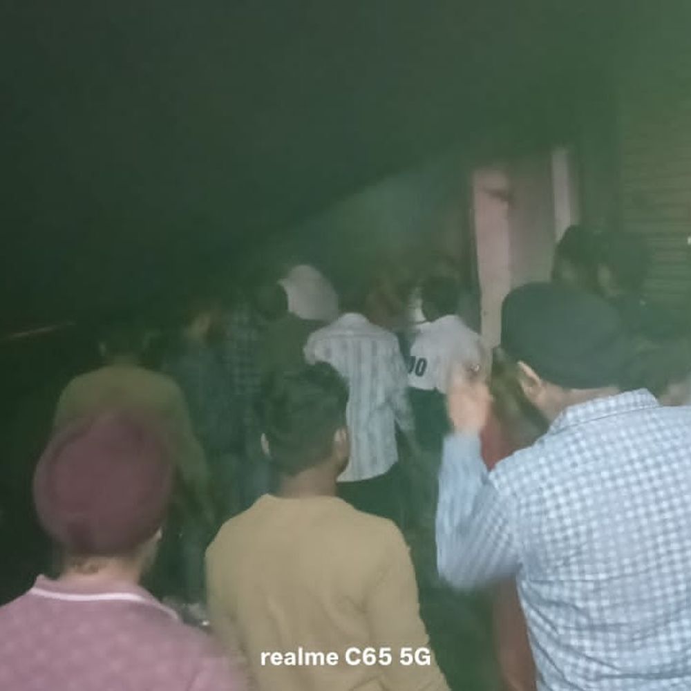 बाराबंकी में सर्विस सेंटर में लगी आग:7 वाहन जले, 50 लाख का नुकसान, 3 घंटे यातायात ठप