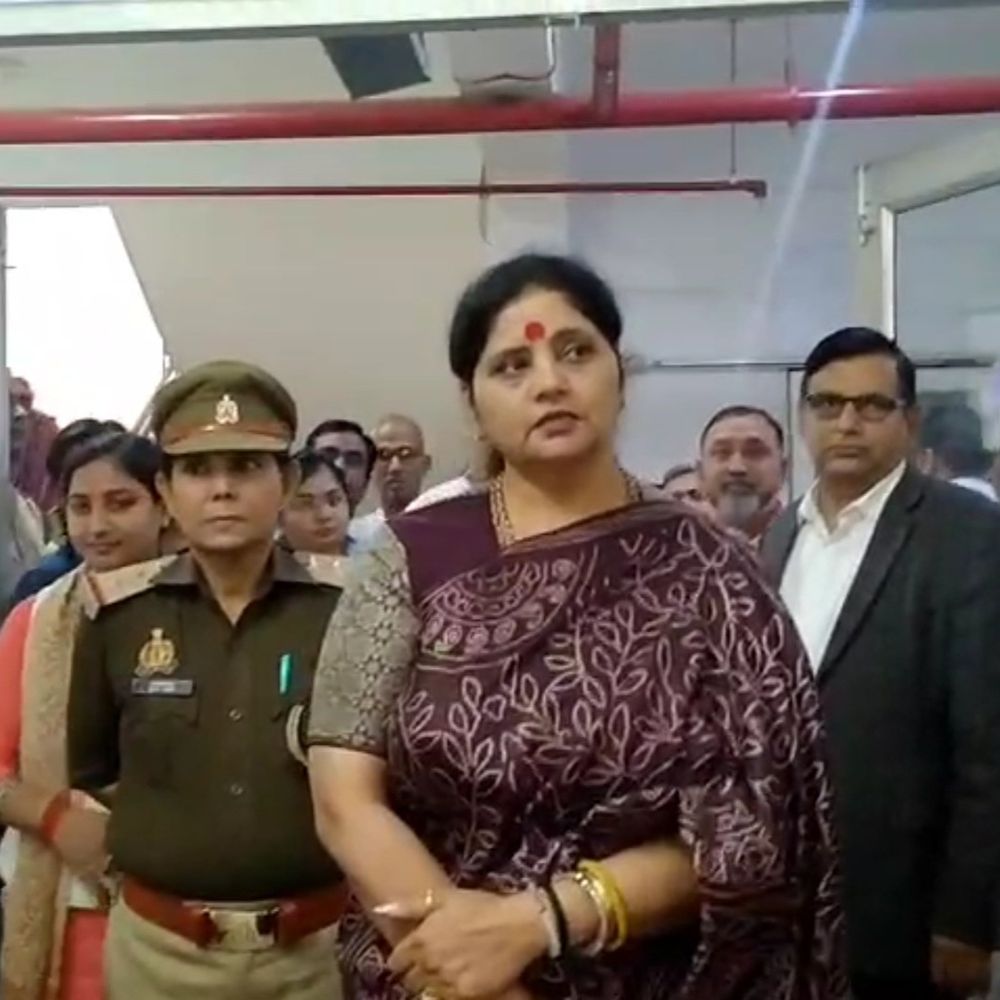 महिला आयोग की अध्यक्ष ने जिला अस्पताल का निरीक्षण किया:अस्पताल में अव्यवस्था देखकर अधिकारियों को कार्यशैली में सुधार के निर्देश दिए