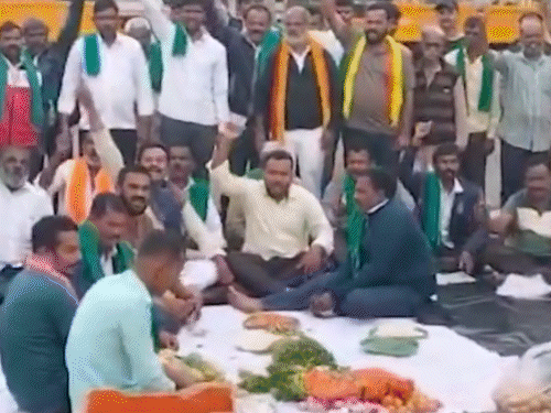 कर्नाटक के CM ने मोदी को लेटर लिखा:गन्ना किसानों की समस्या पर बैठक की मांग; राज्य में 8 दिनों से आंदोलन जारी