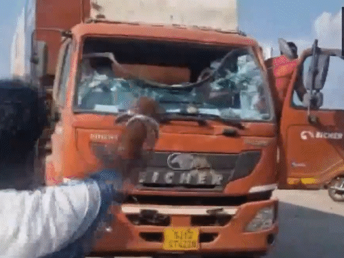 कर्नाटक में किसानों की पुलिस से झड़प, पथराव हुआ:गन्ना की कीमतें बढ़ाने की मांग, 8 दिन से आंदोलन जारी; CM सिद्धारमैया का पीएम को लेटर