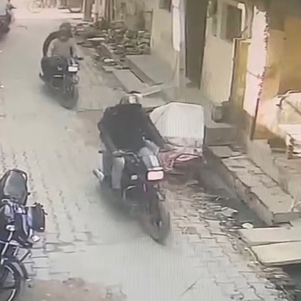 कुंडा में दिनदहाड़े लूट का प्रयास:महिला के शोर मचाने पर भागे बदमाश, CCTV में कैद हुई वारदात