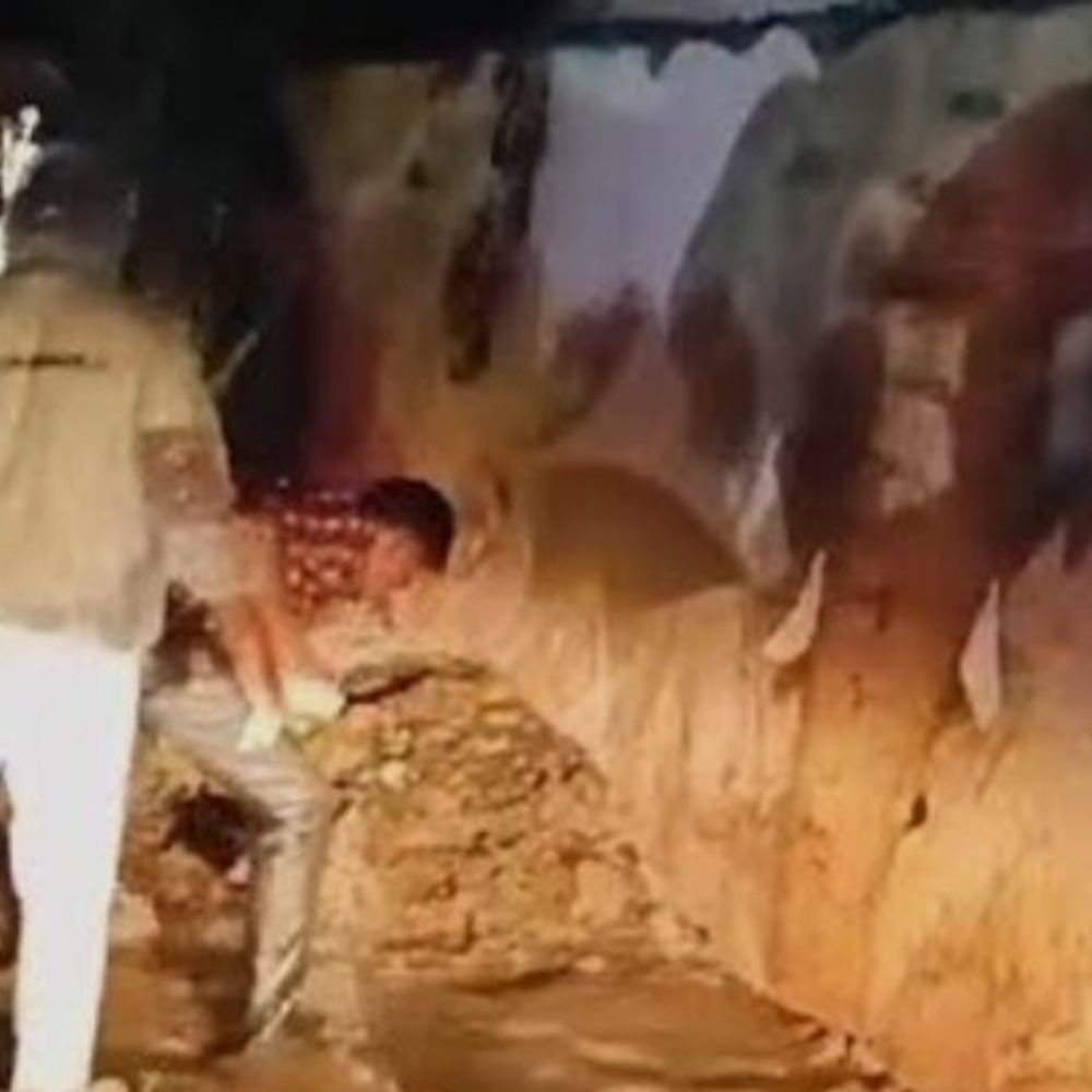 प्रयागराज में मंदिर की दीवार गिराई:तीन भाइयों पर मुकदमा दर्ज, 35 लाख के नुकसान का आरोप