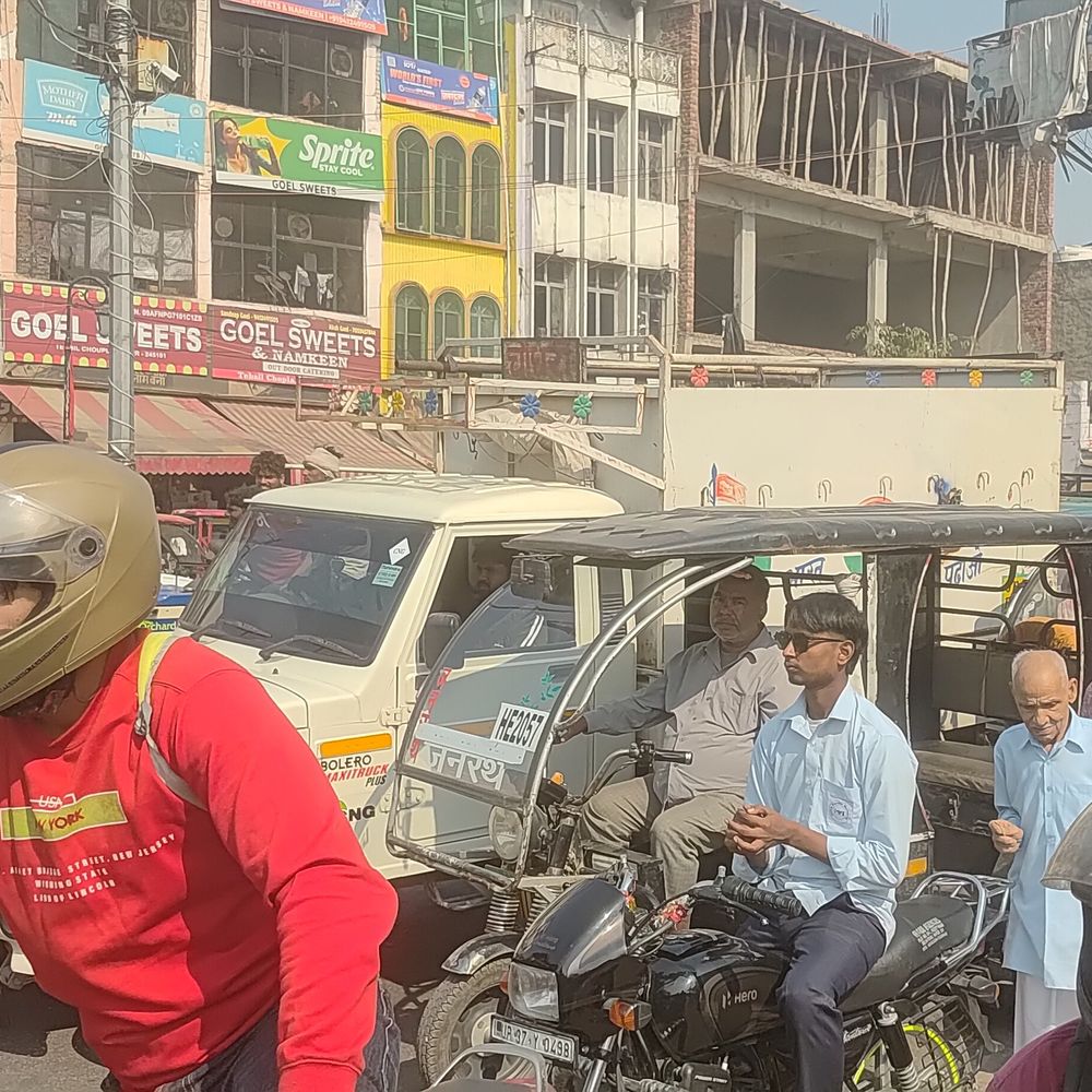 हापुड़ में यातायात माह के दौरान लगा जाम:प्रमुख चौराहों पर घंटों फंसे रहे वाहन, लोगों को झेलनी पड़ी दिक्कत