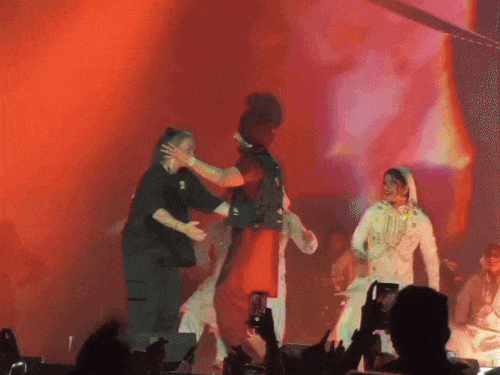 दिलजीत दोसांझ की फैन हुई ऑस्ट्रेलियाई क्रिकेटर:'मैं पंजाब हां' लिखी टीशर्ट पहनकर मंच पर पहुंचीं; सिंगर ने गले लगाया, सेल्फी लेकर गिफ्ट दिया