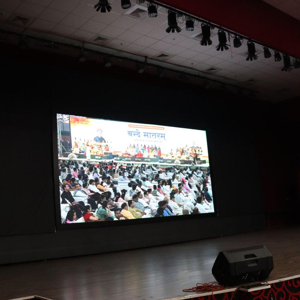 वंदे मातरम के 150 वर्ष पूरे होने पर हुआ कार्यक्रम:हरिऔध कला भवन में किया गया सजीव प्रसारण दिखाई गई लघु फिल्म