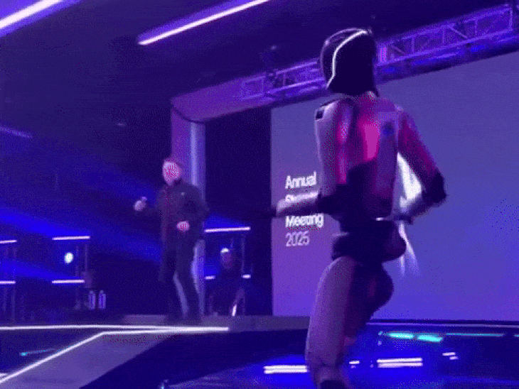 मस्क ने रोबोट के साथ डांस किया VIDEO:रोबोट आर्मी बनाएंगे, इससे गरीबी मिटाने का दावा; 1 ट्रिलियन डॉलर वेतन पैकेज मंजूर