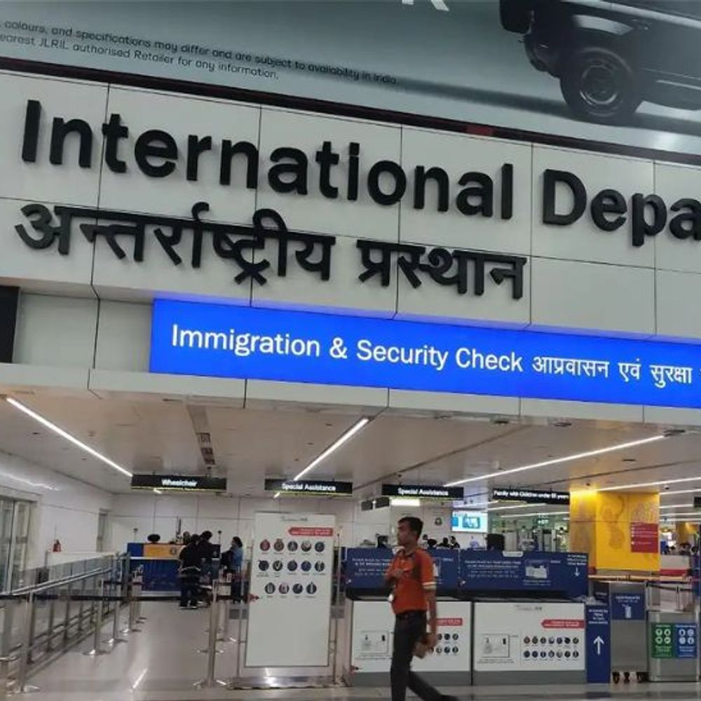 दि​​​​​​​ल्ली एयरपोर्ट पर ब्रिटिश नागरिक इमिग्रेशन एरिया से फरार:शहर में खोज जारी; बैंकॉक से आया था, डिपोर्ट करके ब्रिटेन भेजा जाना था