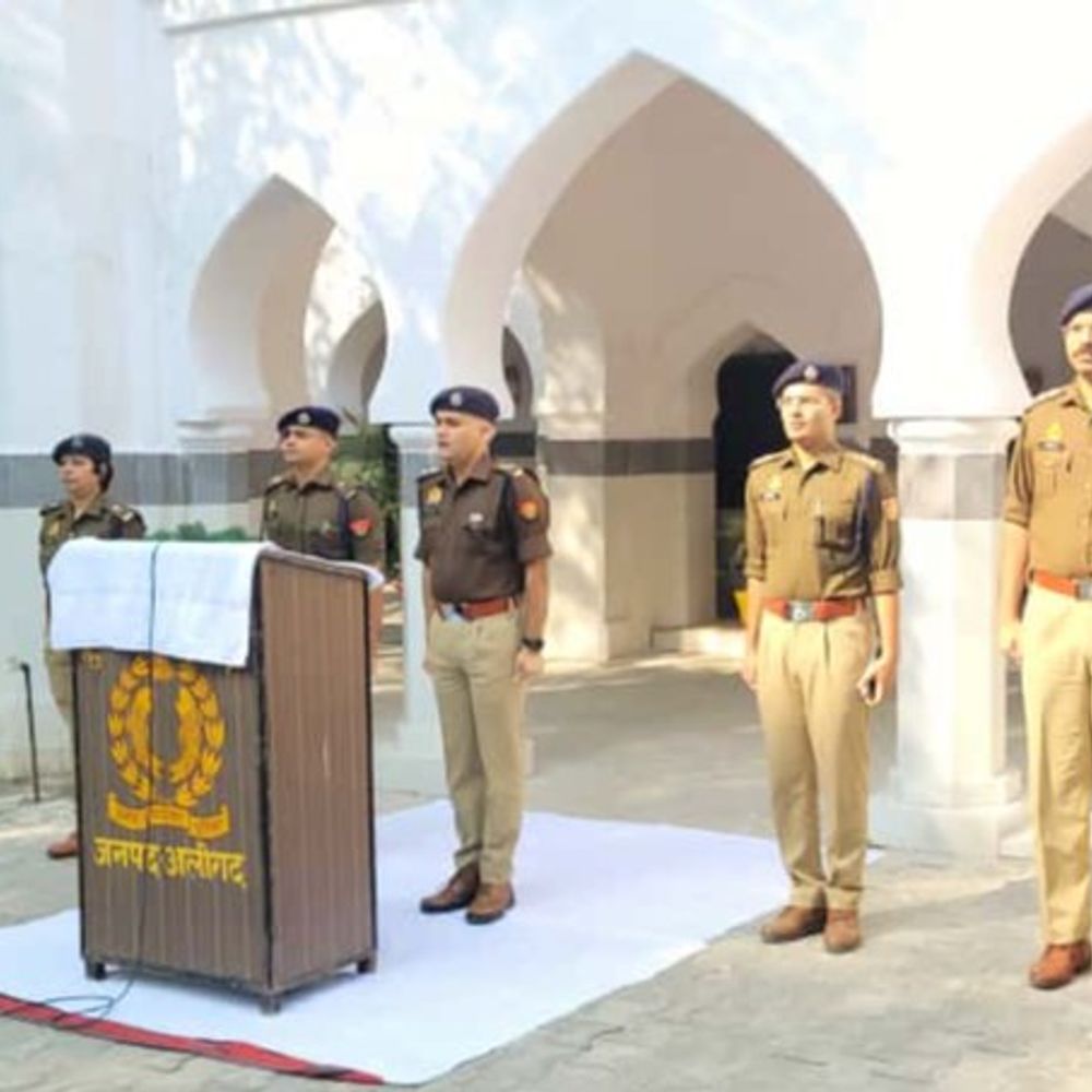 पुलिस लाइन में हुआ सामूहिक राष्ट्रीय गीत:अलीगढ़ में एसएसपी ने पुलिस कर्मियों किया संबोधित, सभी थानों में हुए कार्यक्रम