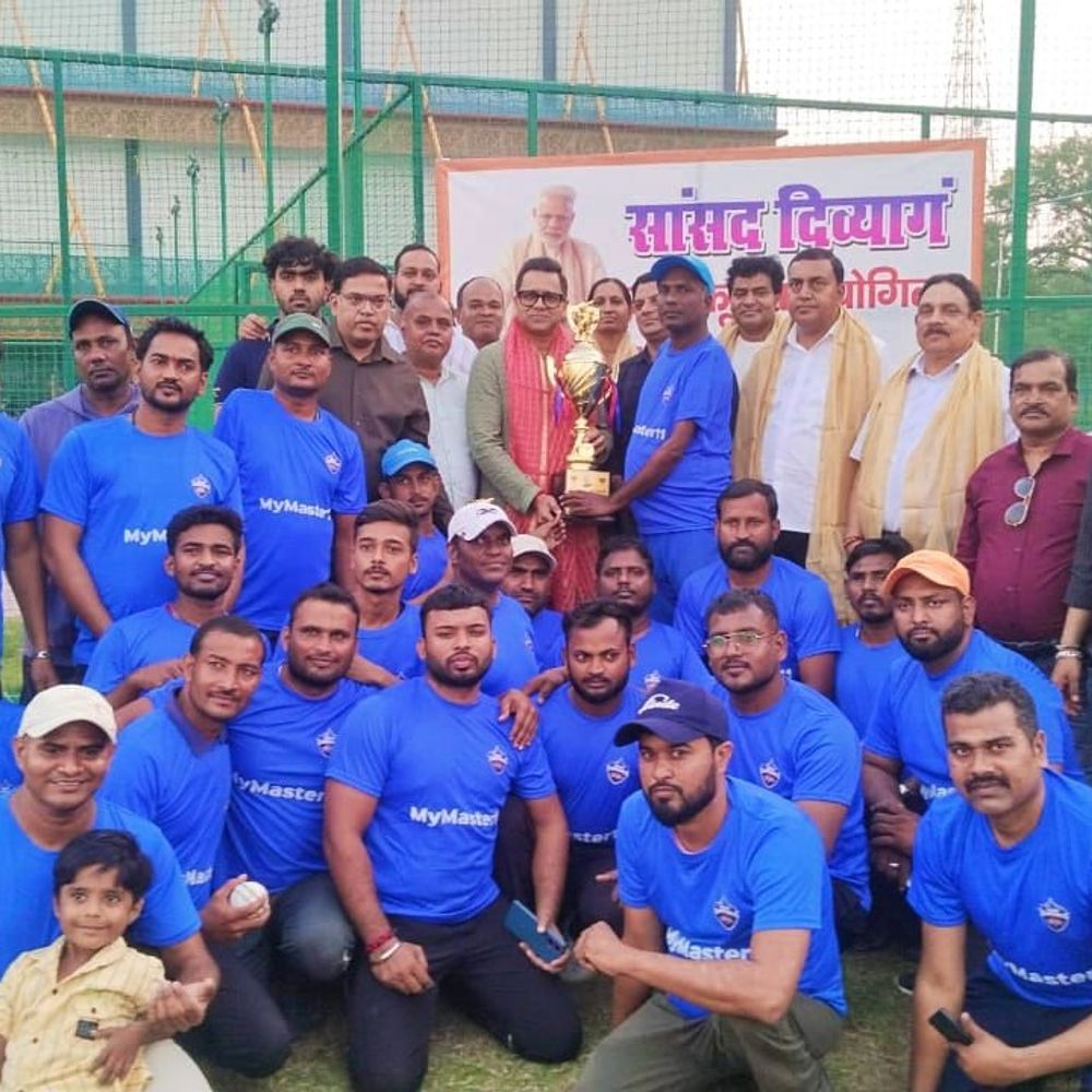 क्रिकेट के मैदान में छक्का-चौका लगाते दिखे दिव्यांग:क्रिकेटर आकाश चोपड़ा भी पहुंचे, वाराणसी जिला की टीम हुई विजेता