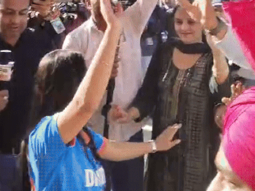 वर्ल्ड चैंपियन बेटियों के स्वागत को चंडीगढ़ एयरपोर्ट पहुंचे मंत्री-अधिकारी:अमनजोत-हरलीन पहुंचेंगी शहर, वर्ल्ड कप विनर टीम में थी शामिल, फैमिली भी मौजूद