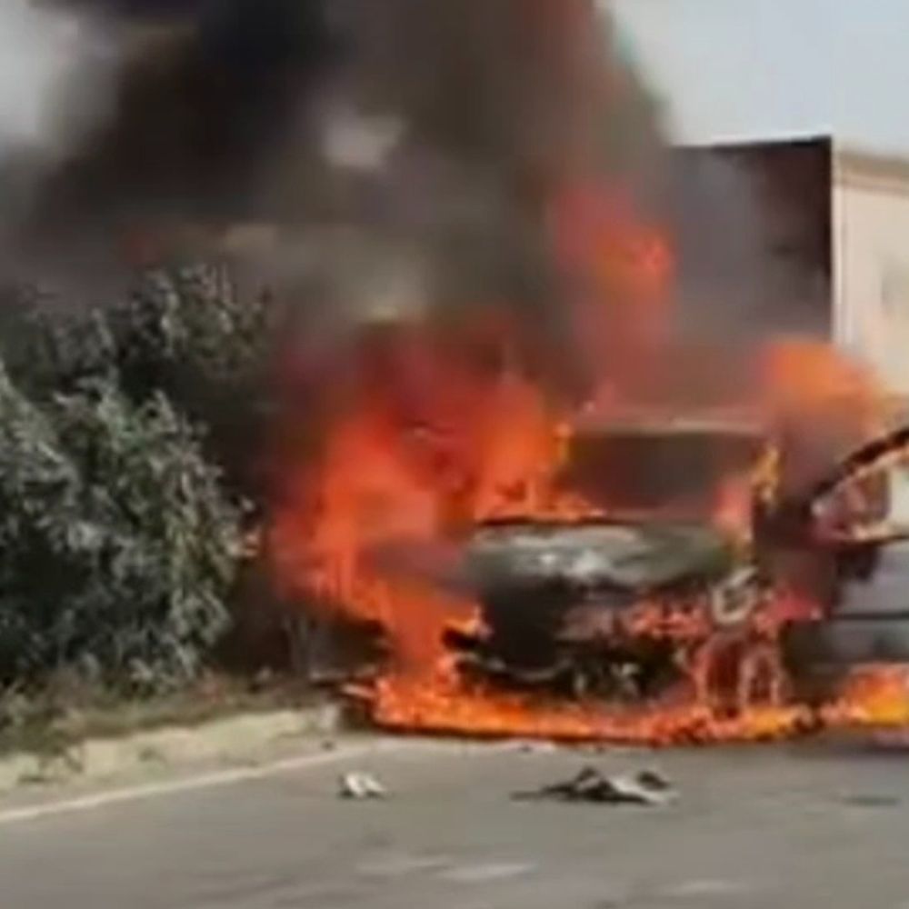 नेशनल हाईवे पर कार में आग, कूदकर जान बचाई:मुरैना में शादी से वापस आ रहे थे लोग; हाईवे पर दूर से निकले वाहन