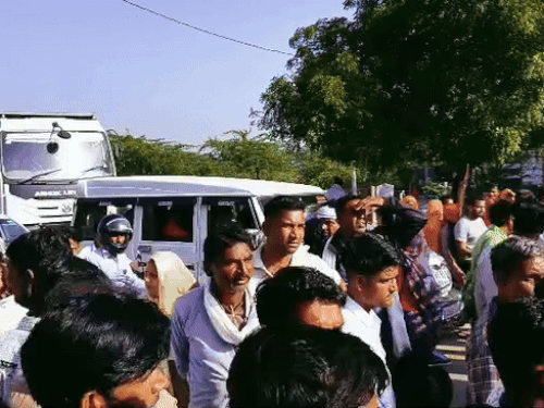 तेज रफ्तार बोलेरो कार ने महिला को कुचला:  गुस्साएं लोगों ने हादसे के बाद लगाया, पुलिस‌ ने समझाकर खुलवाया जाम – Sawai Madhopur News