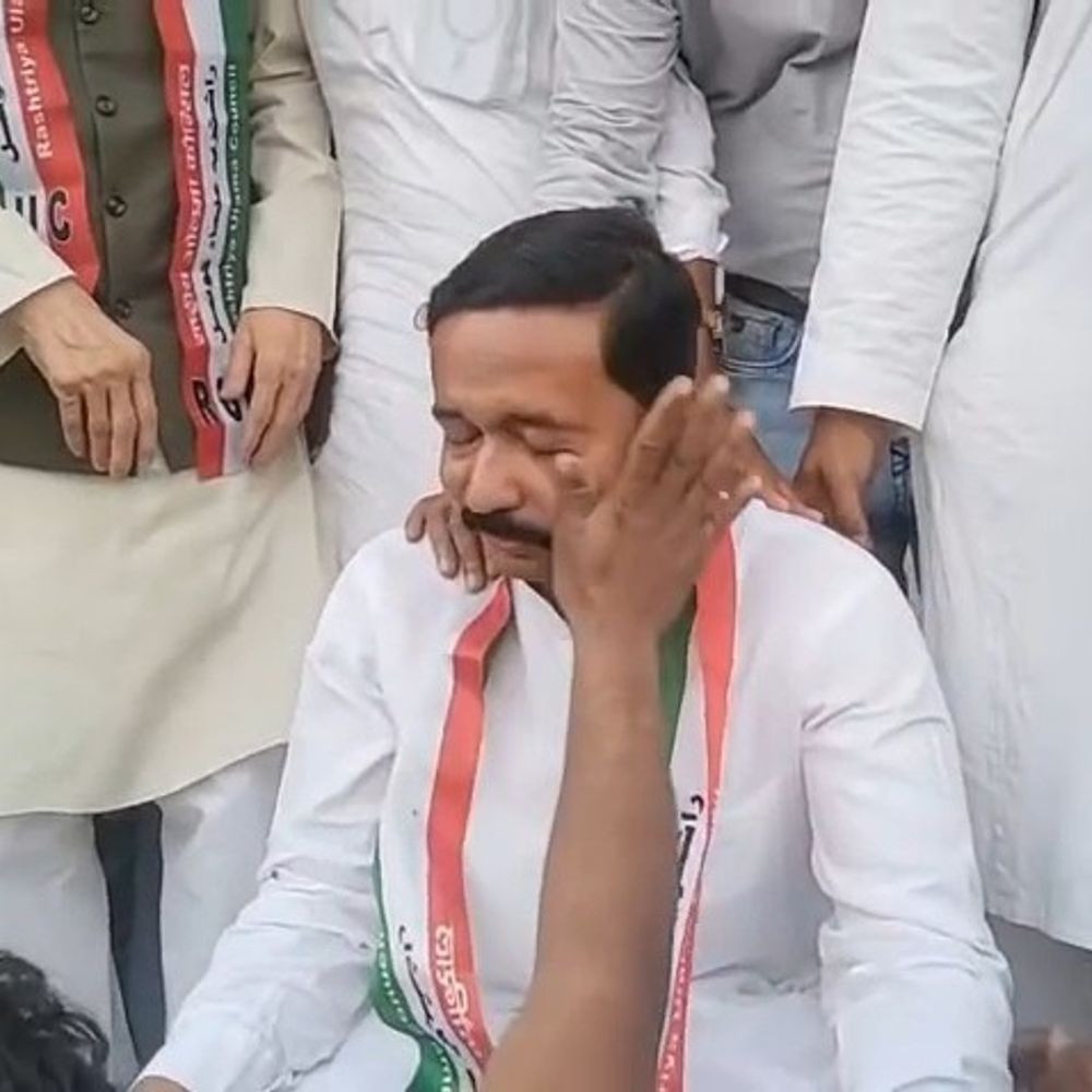 चुनावी सभा में प्रत्याशी राशिद अनवर रो पड़े:अररिया में तेज प्रताप यादव के नहीं पहुंचने से हुए भावुक, वीडियो वायरल