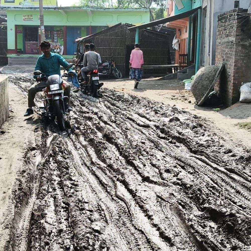 चौथम में मुख्य सड़क कीचड़ में तब्दील:जलजमाव से आवागमन बाधित, ग्रामीणों की मुश्किलें बढ़ी