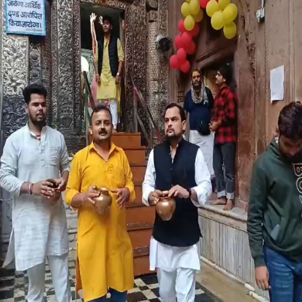 बांके बिहारी मंदिर में छिड़का यमुना जल:श्रद्धालु की मौत के बाद किया शुद्ध, मृत आत्मा की शांति के लिए शांति पाठ