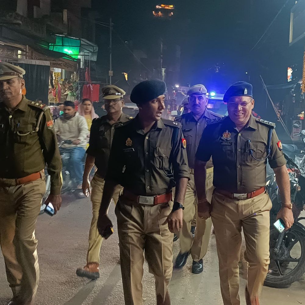 पुलिस अधिकारियों ने मैनपुरी में किया पैदल गश्त:शांति और कानून-व्यवस्था बनाए रखने का लिया जायजा, लोगों का विश्वास मजबूत किया