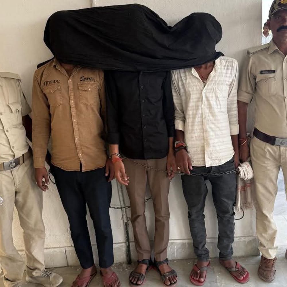 फूलपरास में देसी कट्टा और शराब के साथ 3 गिरफ्तार:पुलिस ने 2 को वाहन चेकिंग के दौरान पकड़ा, एक को छापेमारी कर धरा