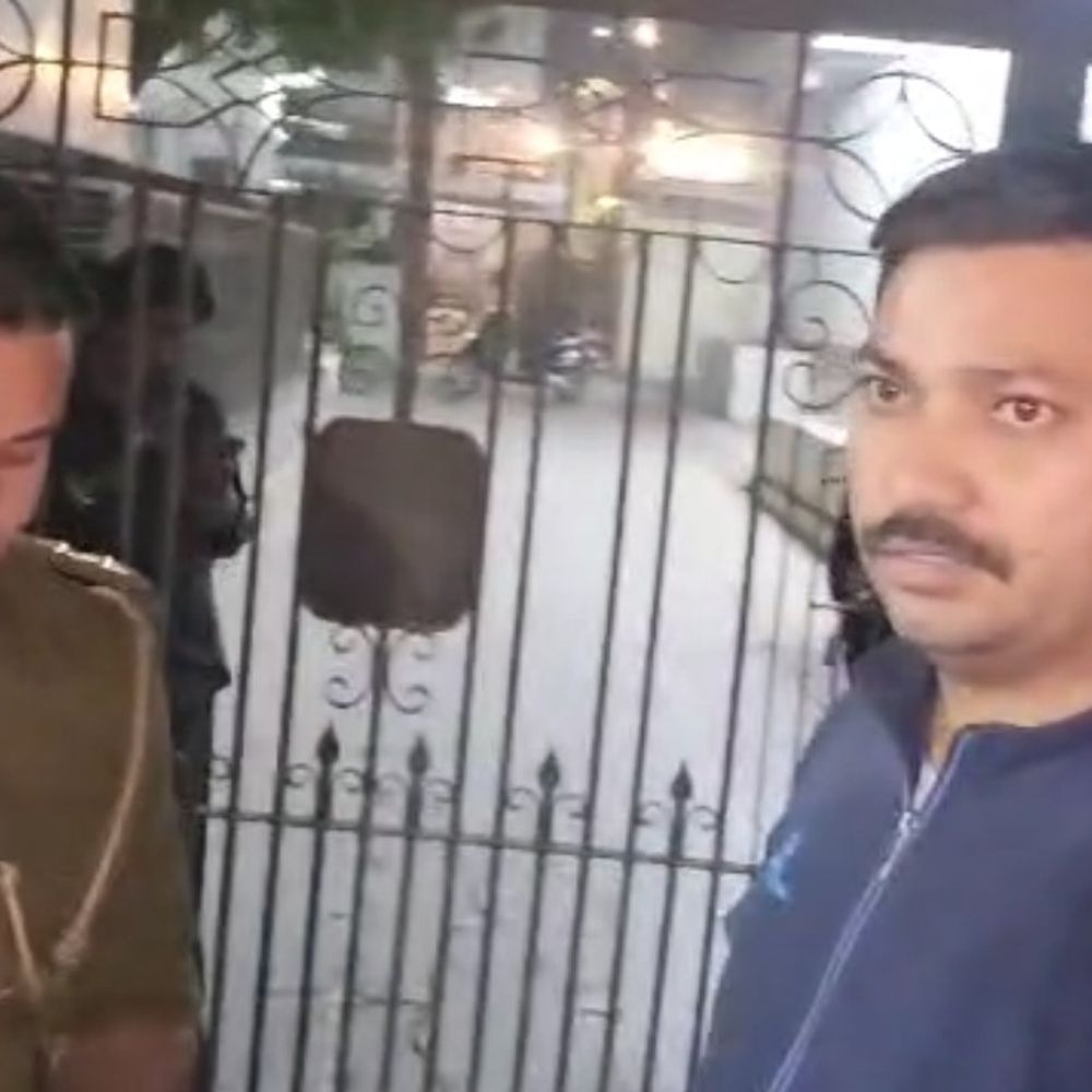 विवादित प्रॉपर्टी पर 3 श्रमिक बंधक बने:मेरठ में आजाद समाज पार्टी ने छुड़ाया, मामला कोर्ट में विचाराधीन