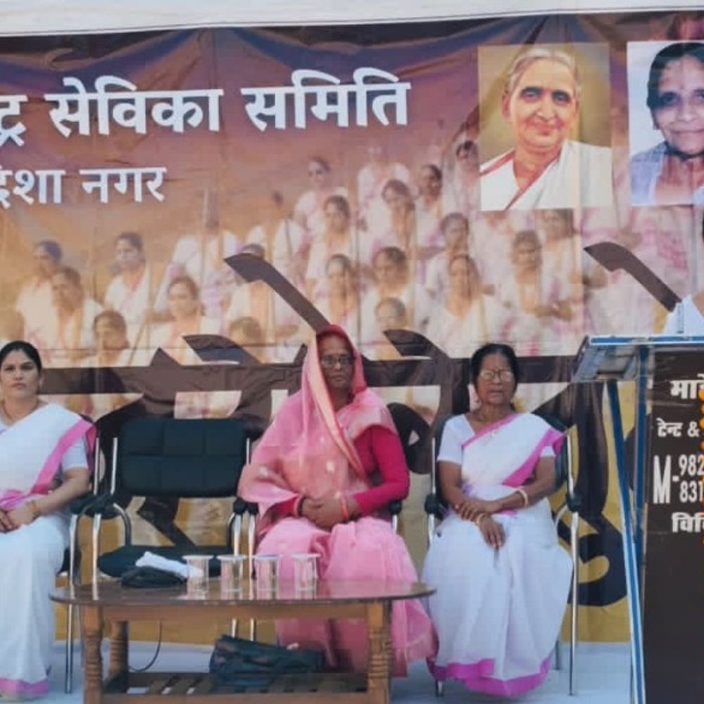 राष्ट्र सेविका समिति का विदिशा में मातृशक्ति पथ संचलन 'ज्योस्तुते':सैकड़ों स्वयंसेविकाओं ने सफेद गणवेश में किया कदमताल, नागरिकों ने पुष्पवर्षा की