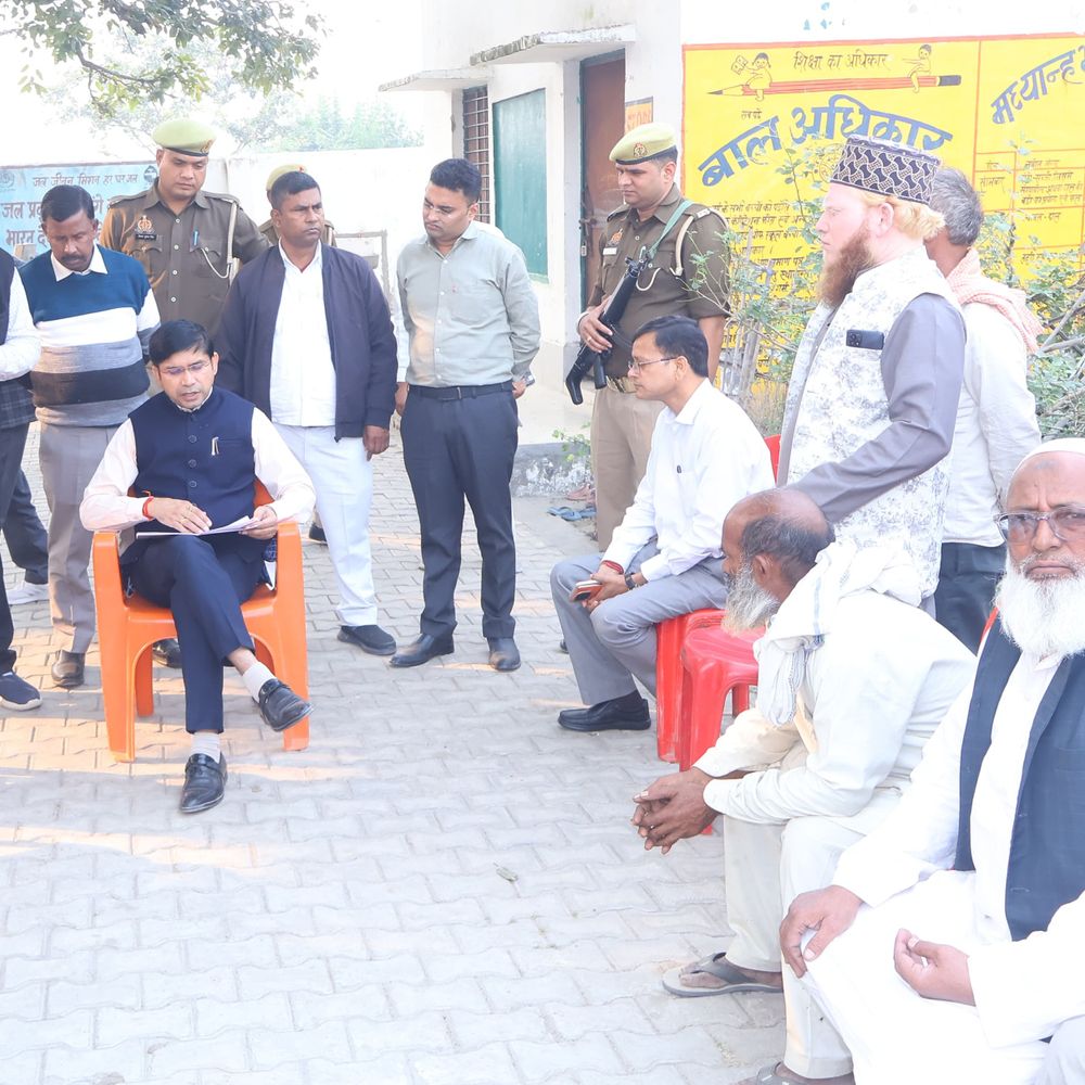 संभल में डीएम ने ग्रामीणों को SIR पर किया जागरूक:स्कूल में गंदगी पर जताई नाराजगी, खलिहान कब्जे की दो दिन में मांगी रिपोर्ट