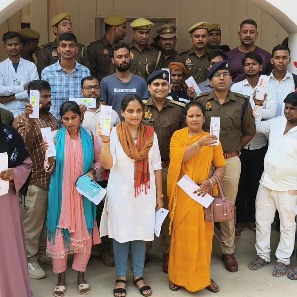 पुलिस ने साइबर धोखाधड़ी के ₹26.68 लाख रुपए वापस कराए:जौनपुर में 106 गुमशुदा मोबाइल बरामद, मालिकों को लौटाए गए