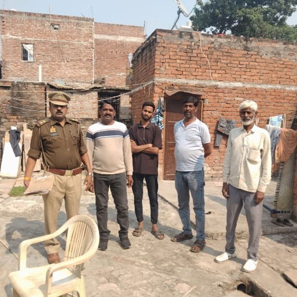 भदोही पुलिस ने फरार आरोपी की संपत्ति कुर्क की:अवैध चाकू मामले में वांछित अभियुक्त पर हुई कार्रवाई