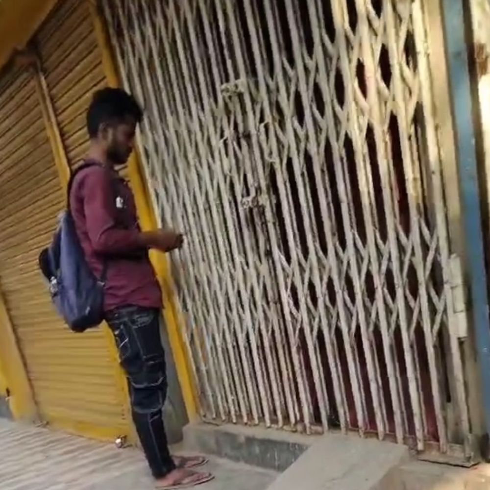 देवरिया की ठठेरी गली शराब दुकान पर नियमों का उल्लंघन:सुबह 10 बजे से पहले बिक्री, ग्राहकों से अधिक पैसे लेने का आरोप