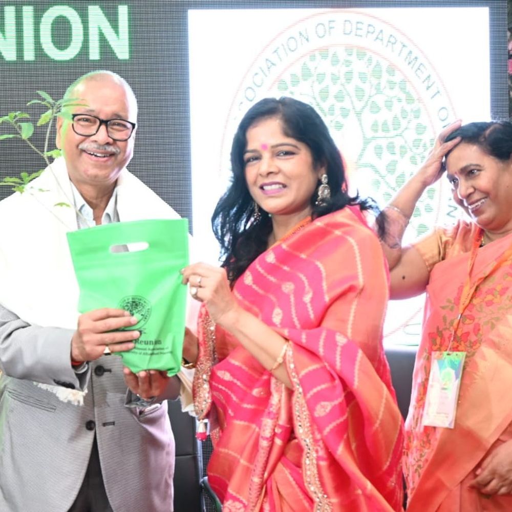 इलाहाबाद बॉटनी विभाग के पूर्व छात्रों का सम्मेलन:लखनऊ में दो दिवसीय आयोजन, मेधावी छात्र सम्मानित