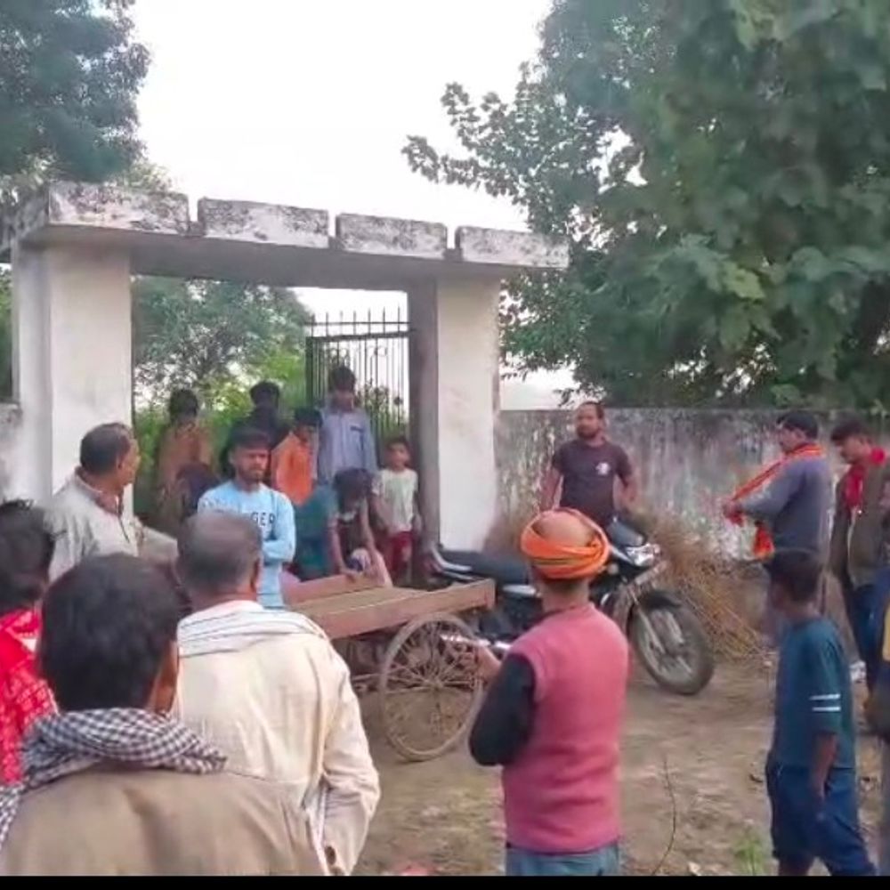 अराजक तत्वों ने ग्राम देवता की मूर्ति तोड़ी:मऊ में एक महीने में दूसरी बार हुई घटना, ग्रामीणों में आक्रोश