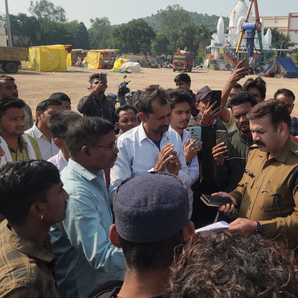 कोर्ट स्थगन के बावजूद मेला प्रदर्शनी का काम शुरू:छतरपुर में व्यापारियों ने काम रुकवाया, SDM बोले- मैंने परमिशन नहीं दी