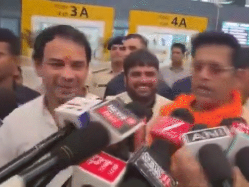 तेजप्रताप से मिलकर रवि किशन बोले:शिव भक्तों के लिए भाजपा के दरवाजे खुले; PM के कारण खड़गे के हेलिकॉप्टर को क्लीयरेंस नहीं मिला