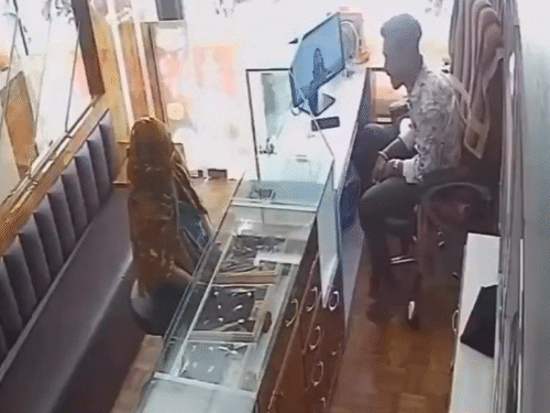 अहमदाबाद- महिला ने दुकानदार की आंखों पर मिर्च पाउडर फेंका:ऑनर ने 20 सेकेंड में 20 थप्पड़ जड़े, ज्वेलरी शॉप लूटने का प्लान हुआ फेल; VIDEO