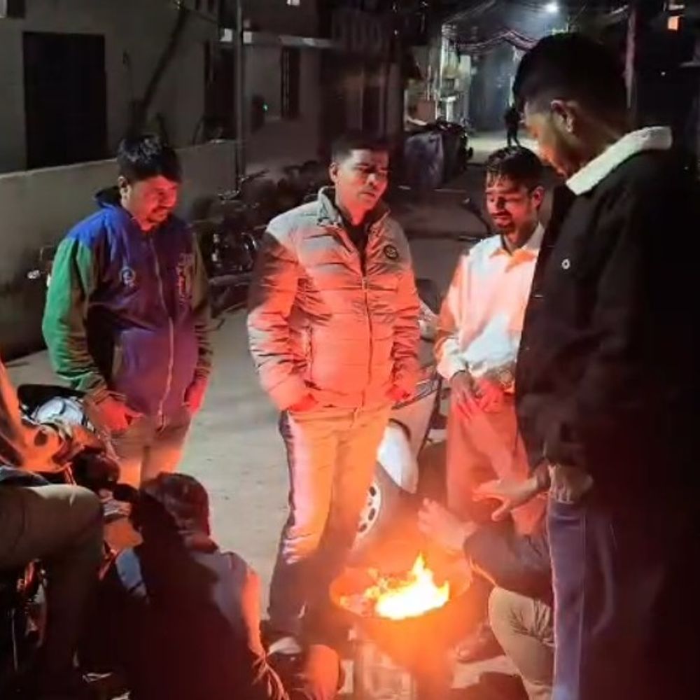 बैतूल में ठंड की दस्तक, पारा 8॰ गिरा:चार दिन में बढ़ी ठिठुरन, बाजारों में गर्म कपड़ों की मांग तेज