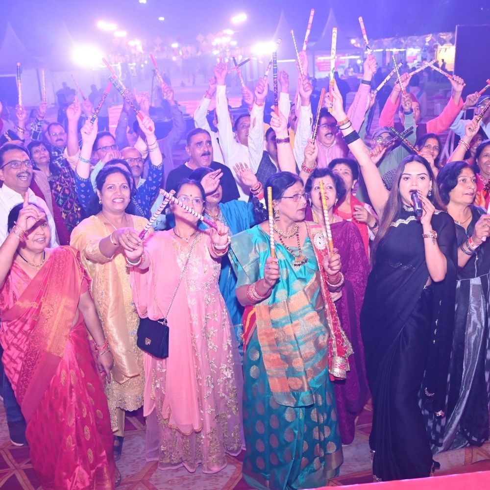 लखनऊ में 'कॉंफव डांडिया नाइट' का आयोजन:पहाड़ी गीतों पर थिरकते हुए संस्कृति का जश्न मनाया