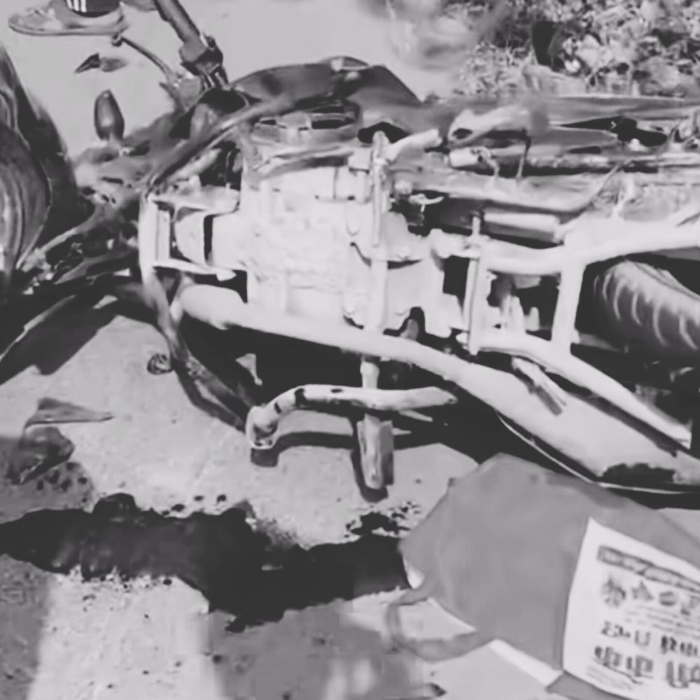 देवरिया में दो बाइकों की टक्कर, दो की मौत:भाई की शादी का कार्ड बांटकर लौट रहे थे, एक युवक गंभीर घायल