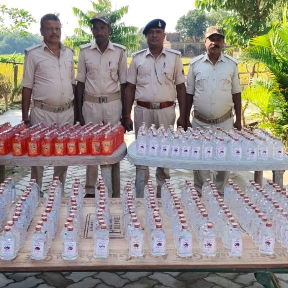 इलेक्शन से पहले 19 अरेस्ट, 58 लीटर अवैध शराब जब्त:अररिया में शराब तस्करी पर उत्पाद विभाग का एक्शन, 1 बाइक बरामद